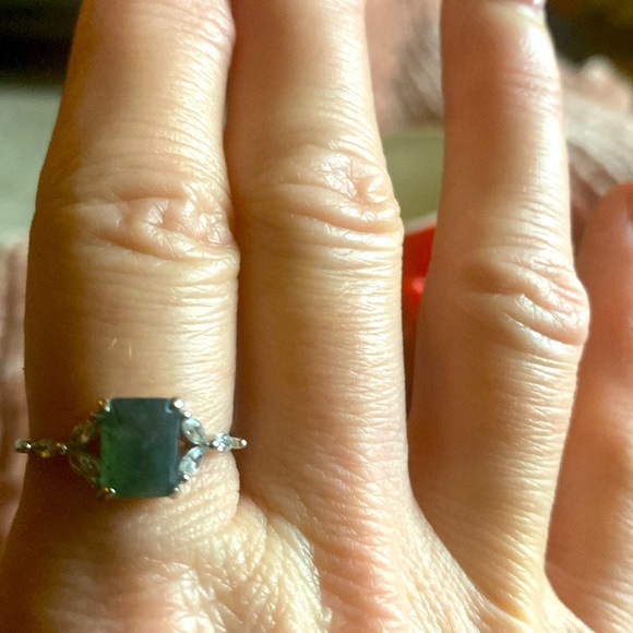 Pretty ring 💍💚 green stone laid on silver ring - Picture 3 of 6